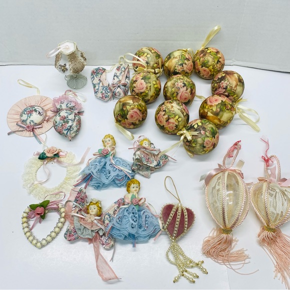 Set Of 16 Large Victorian / Shabby Chic / Vintage Santa & Christmas Images – Digital Or Physical?